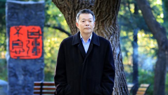 Photo of Prof Angang Hu at Tsinghua University